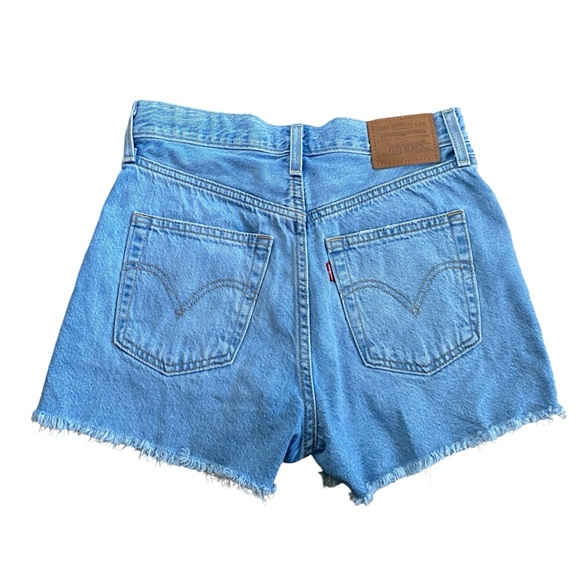Levi’s Women’s Ribcage Denim Shorts Buttonfly Super High Rise Size 26 Distressed - Picture 8 of 13